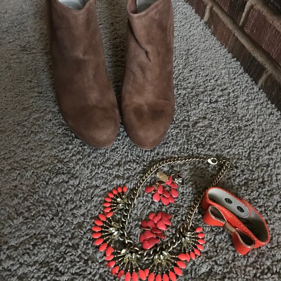 Michael Kors Ladies Boots with Fashion Jewelry - Picture 1 of 8